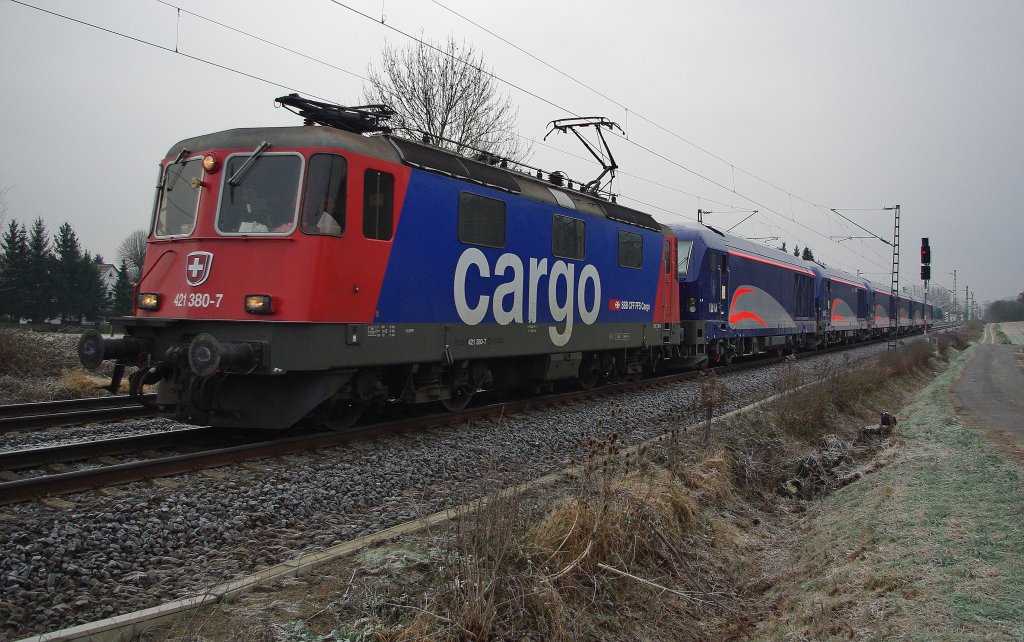 421 380-7 brachte am 28.11.2010 sechs neue iranische Loks in Richtung Norden. Hier kurz hinter Eschwege West.