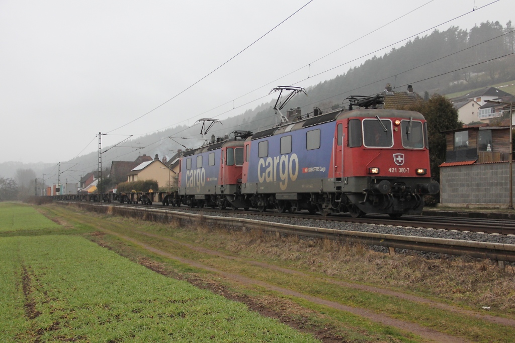 421 380-7 mit 421 XXX in Doppeltraktion vor einem Containerzug in Fahrtrichtung Norden. Aufgenommen am 01.03.2013 in Ludwigsau-Friedlos.