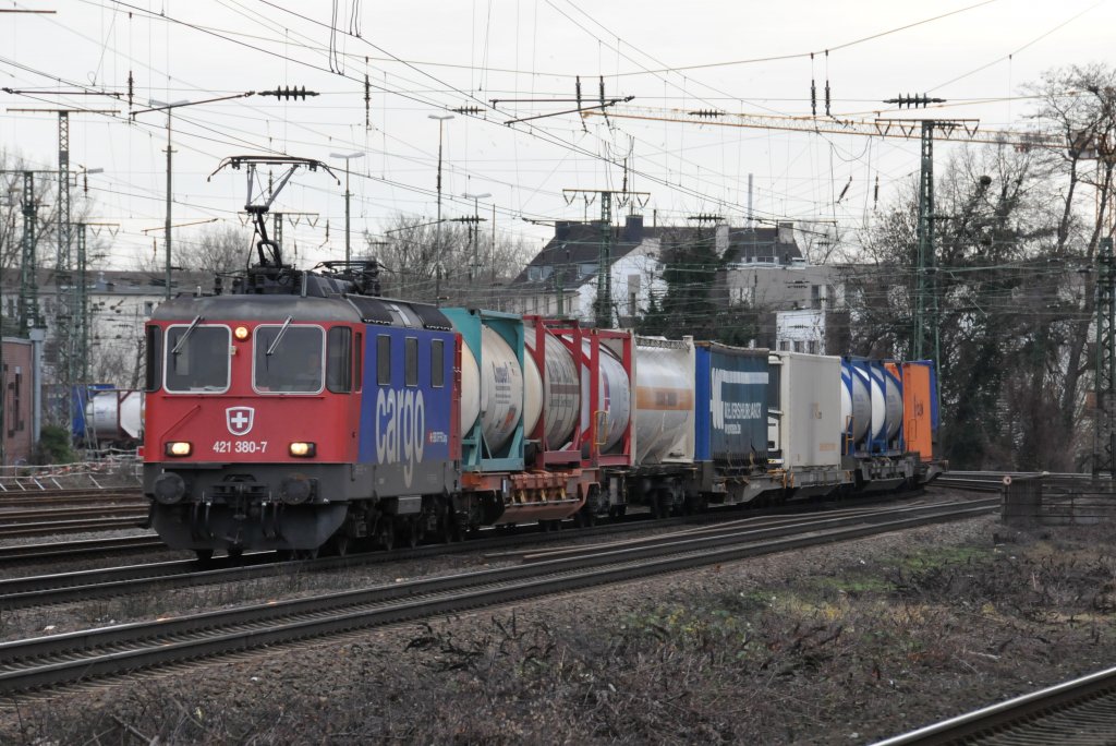 421 380-7 der SBB zieht einen gemischten Gterzug durch Kln-West auf dem Weg nach Aachen-West. Aufgenommen am 15/01/2011.
