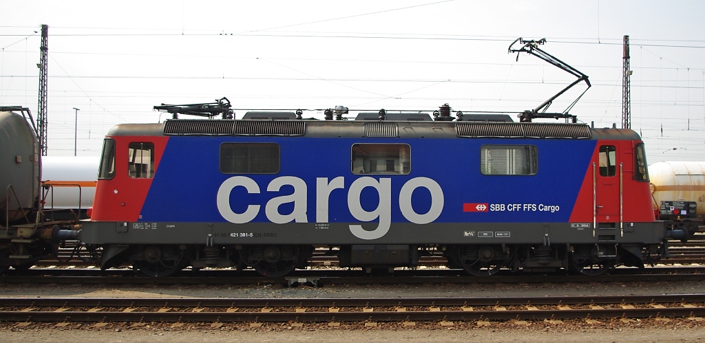 421 381-5 brachte am Mittag als eine von vielen eine Ladung Kesselwagen nach Grokorbetha. Hier mal ein Seitenprofil der alten Schweizer Lady. Aufgenommen am 28.04.2011.