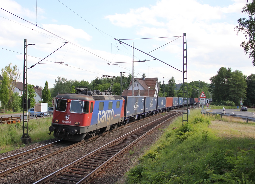 421 381-5 mit Containerzug in Fahrtrichtung Norden. Aufgenommen am 02.06.2012 am B in Albungen.