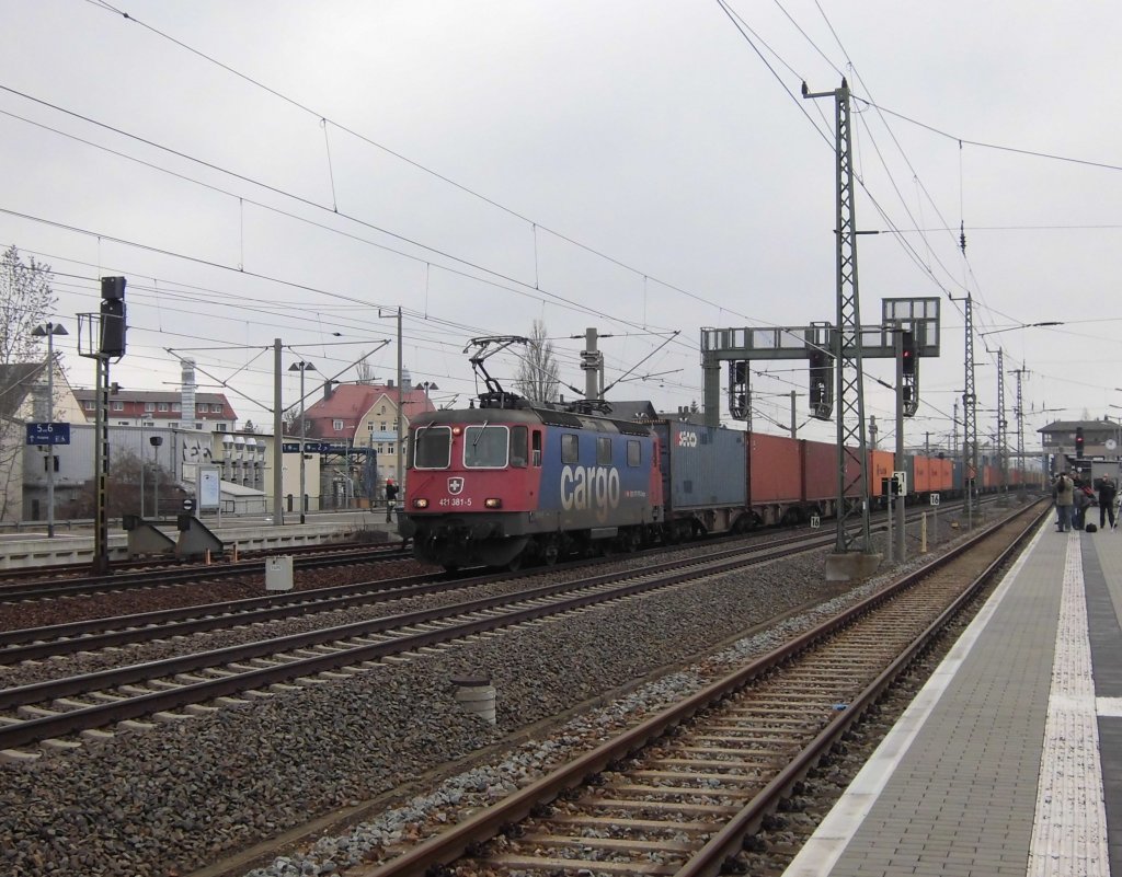 421 381-5 mit einem Containerzug am 07.04.13 in Heidenau
