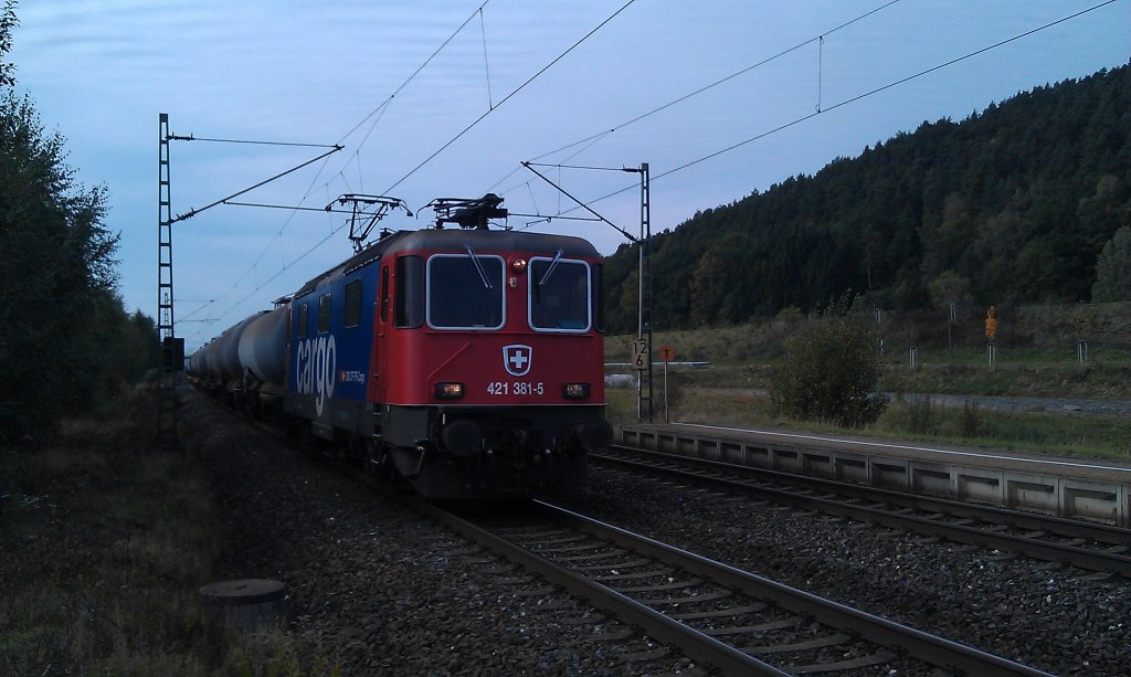 421 381 der SBB Cargo mit einem Kesselwagenzug am 06.10.2012 in Neuses bei Kronach. 