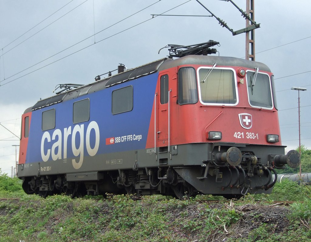 421 383 steht am 14.5.10 in Duisburg-Ruhrort