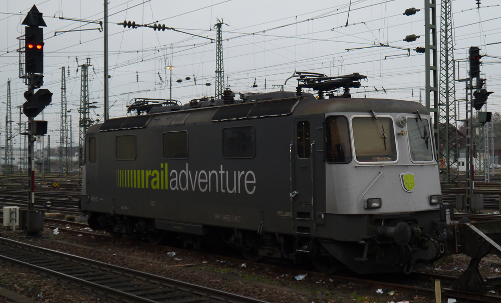 421 383 wurde am 27.12.2011 im Mannheimer Hbf abgestellt. Damals fuhr sie noch fr railadventure, bis 139 558 fertiggestellt war. Sie ist nun wieder im SBB-Cargo-Design unterwegs.