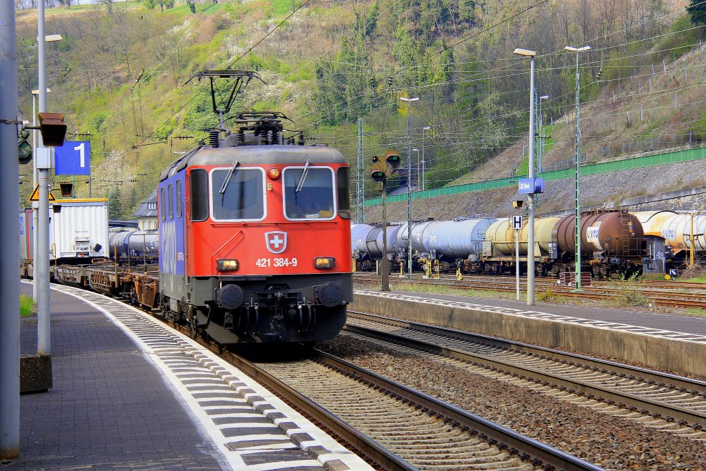421 384-9 von der SBB Cargo fhrt durch Linz am Rhein mit einem Containerzug aus Richtung Kln-Gremberg in Richtung Koblenz bei schnem Sonnenschein am 3.4.2012.