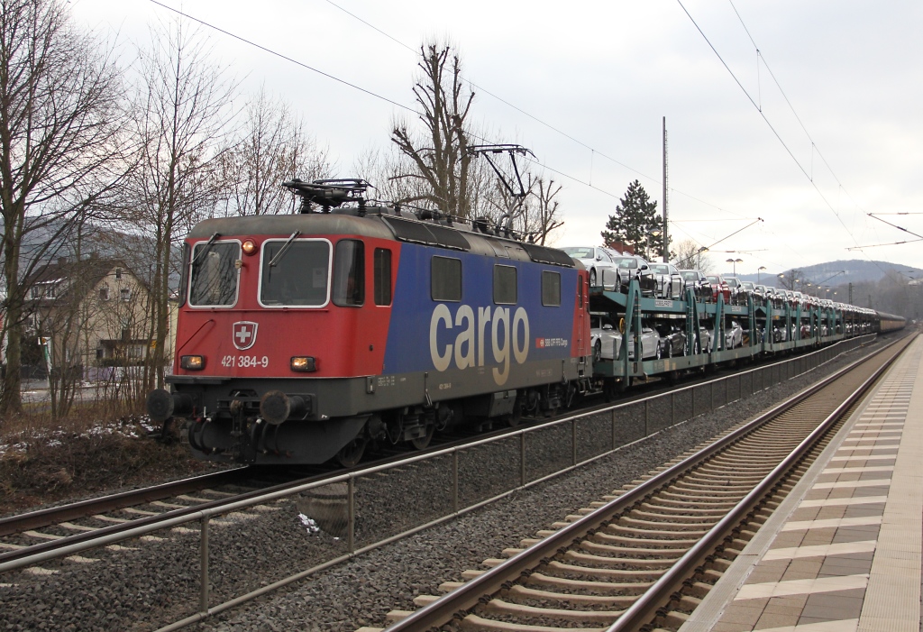 421 384-9 war am 22.03.2013 vor einen Autozug in Richtung Norden gespannt. Hier bei der Durchfahrt durch Wehretal-Reichensachsen.