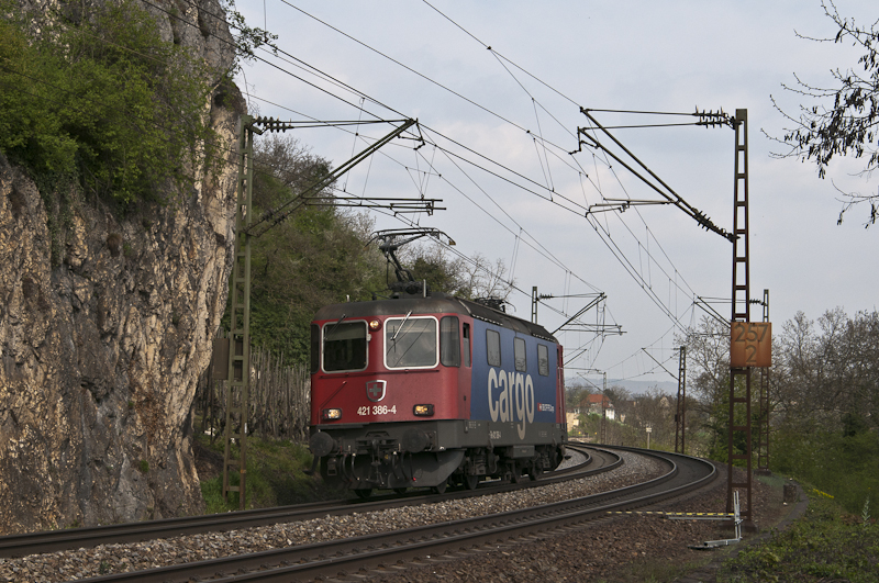 421 386-4 als Tfzf gen Freiburg am 18. April 2010 bei Istein.