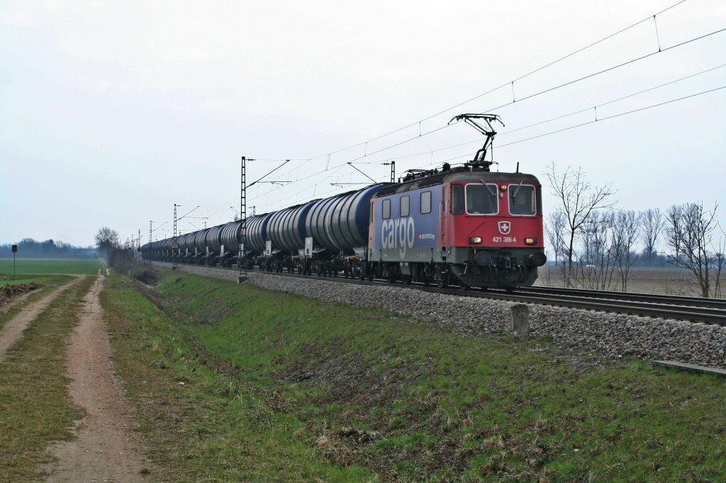421 386-4 mit einem leeren Kesselwagenzug am 27.03.13 bei Hgelheim.