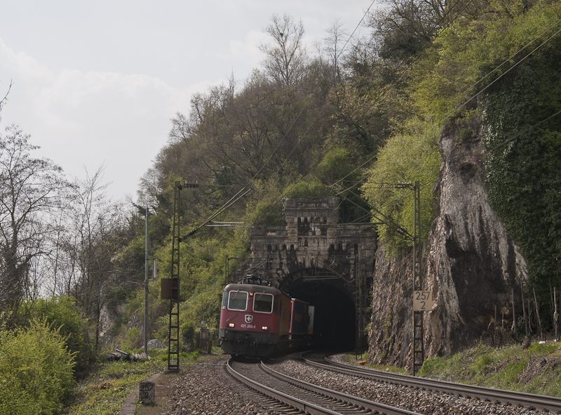 421 386-4 mit RoLa gen Basel am 18. April 2010 bei der Ausfahrt aus dem Hartberg-Tunnel. 