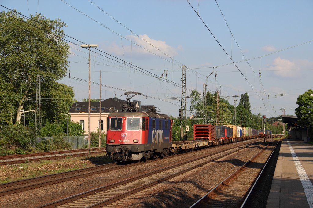 421 387-2 mit einem Containerzug in Hilden am 04.06.13