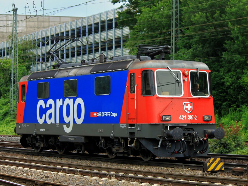 421 387-2 rangiert am 17.07.2012 in Aachen West an einen Autozug, mit dem die Lok spter Richtung Kln fhrt.