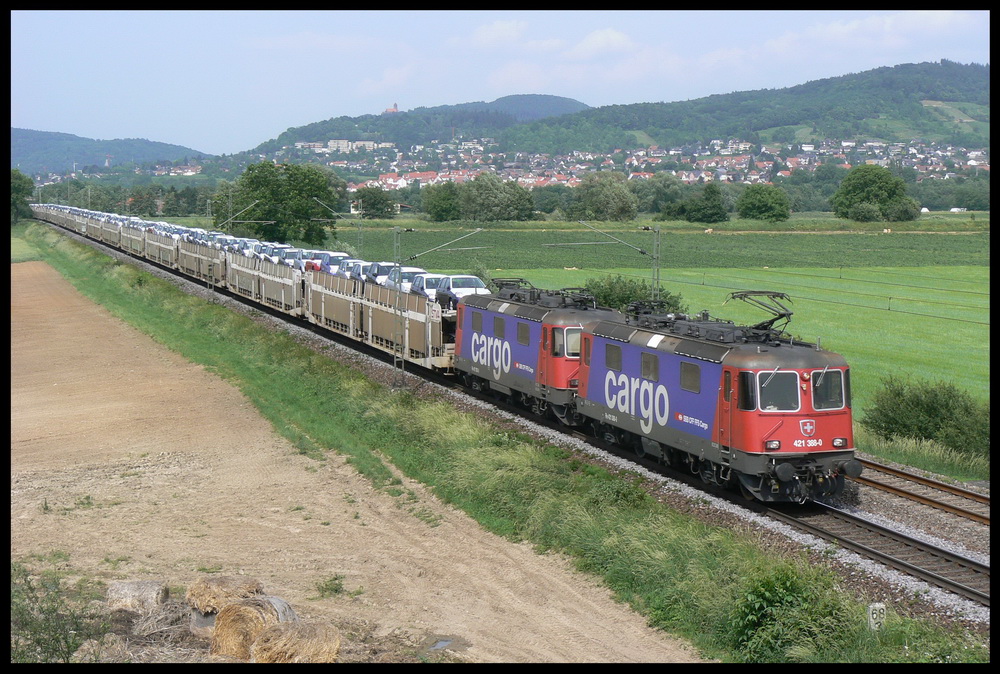 421 388 und eine abgebgelte Schwestermaschine sind am Nachmittag des 25.5.2007 bei Grosachsen-Heddesheim mit einem Autozug auf dem Weg Richtung Sden.