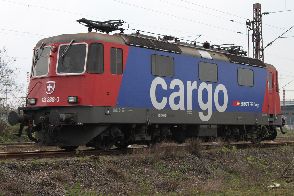 421 388 stand am 12.4.12 in Duisburg-Ruhrort.