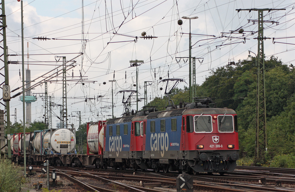 421 389-8 und 421 395-5 mit einem Gterzug bei der Durchfahrt in Kln Gremberg, 5.8.10