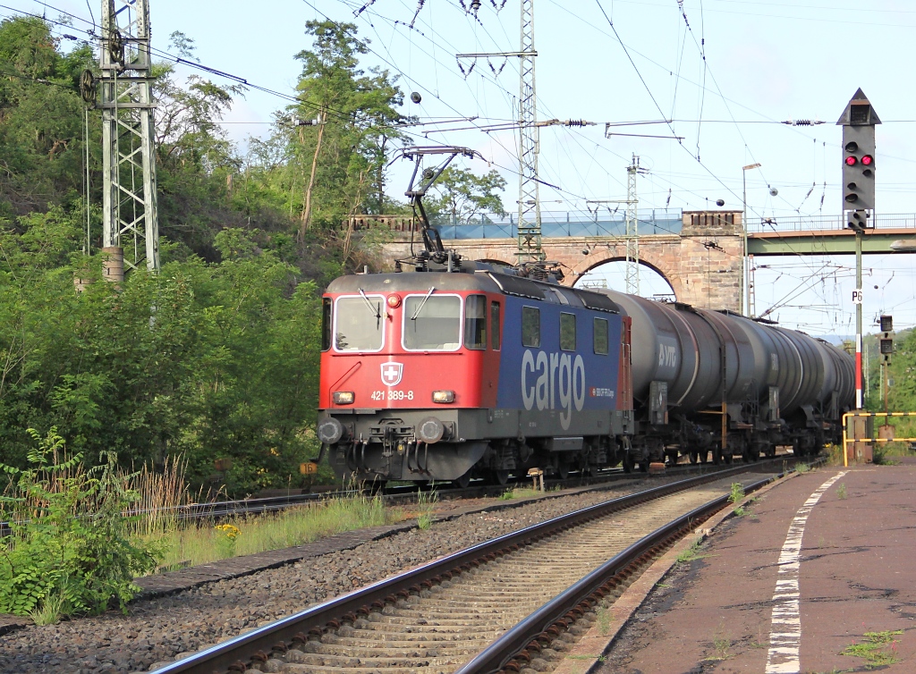 421 389-8 mit Kesselwagenzug beim Abzweigen in Richtung Osten in Eichenberg. Aufgenommen am 23.06.2011.