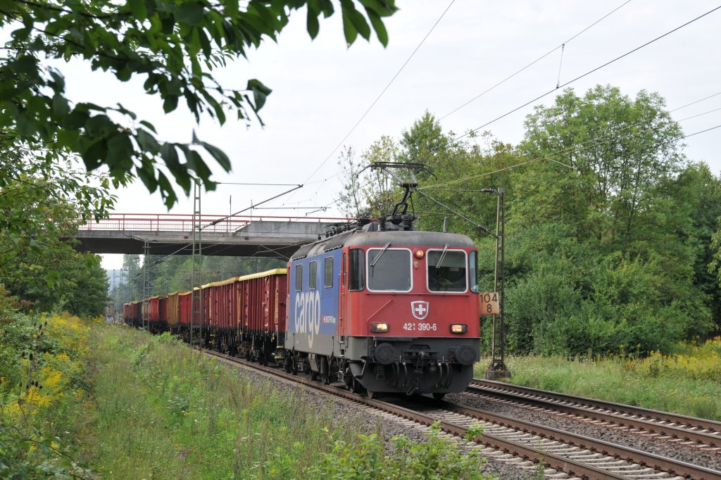 421 390-6 der SBB-Cargo nhert sich mit einem kurzen Gterzug Bad Honnef auf der rechten Rheinseite. Aufgenommen am 23/08/2011.