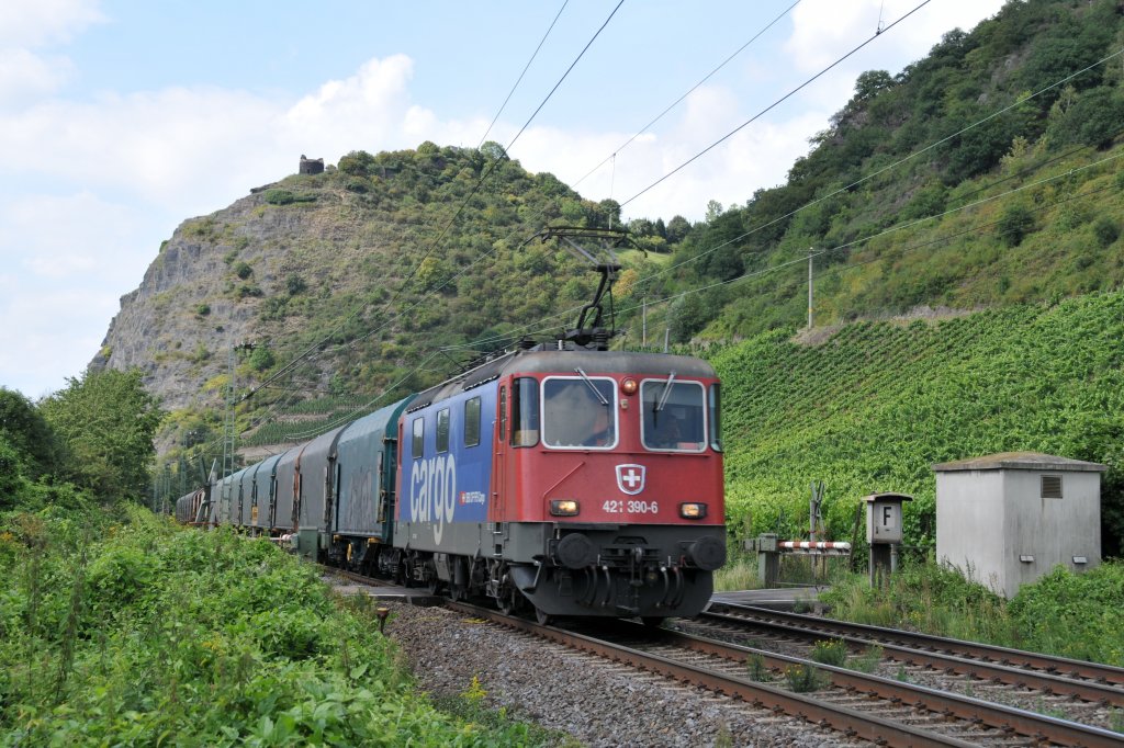 421 390-6 der SBB-Cargo zieht einen Gterzug rechtsrheinisch in Richtung Sden. Aufgenommen am 10/08/2011 bei Leutesdorf.