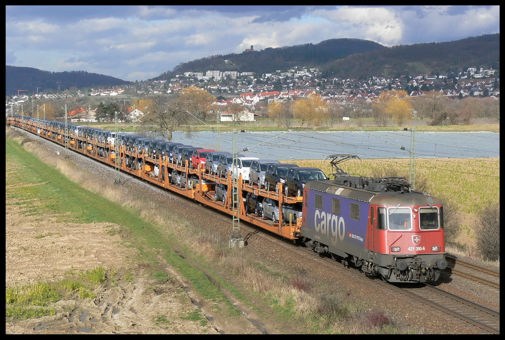 421 390 passiert am 5.3.2007 Grosachsen-Heddesheim mit einem Autozug nach Sden und konnte gerade im richtigen Moment, als sich der Himmel kurz ffnete, abgelichtet werden. 