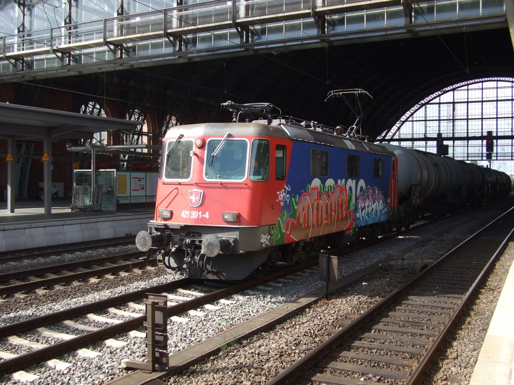 421 391-4 zieht einen Kesselwagenzug durch Bremen. 22.09.2011.