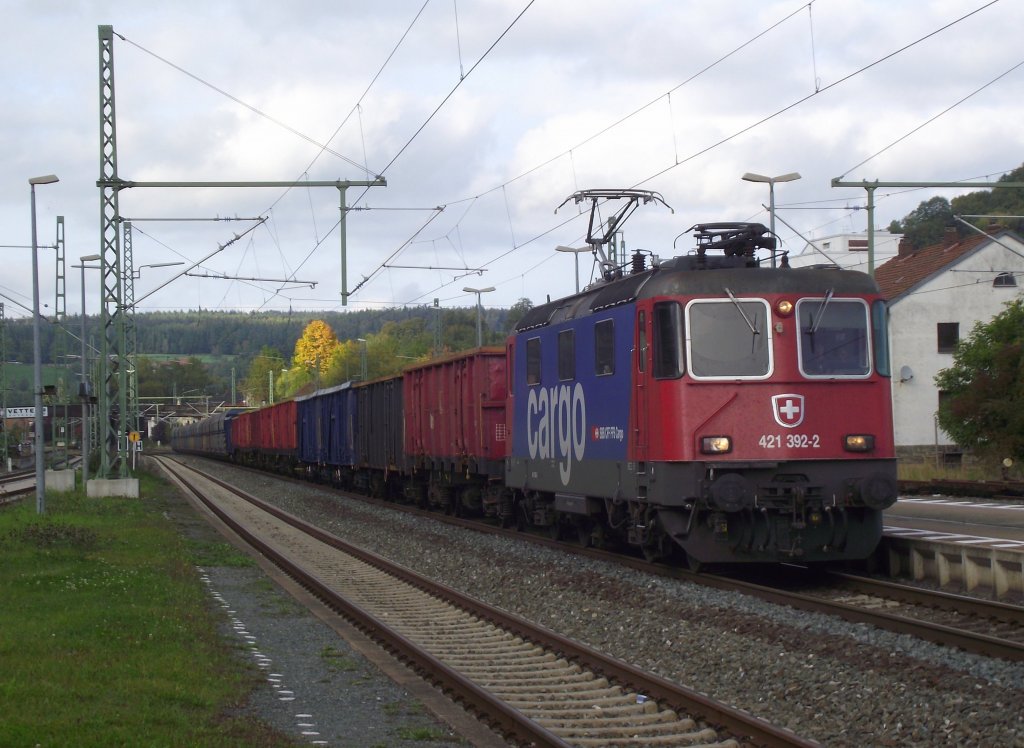 421 392-2 der SBB Cargo zieht am 9. Oktober 2011 einen Kohlezug von Guben nach Stuttgart-Untertrkheim durch Kronach.