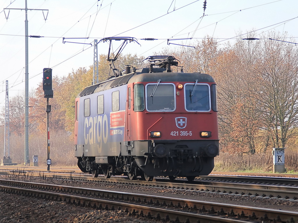 421 395-5 der SBB Cargo  Suche Mieter oder Kufer, biete auch Lokfhrerausbildung  bei der Durchfahrt durch Diedersdorf am 22. November 2011.