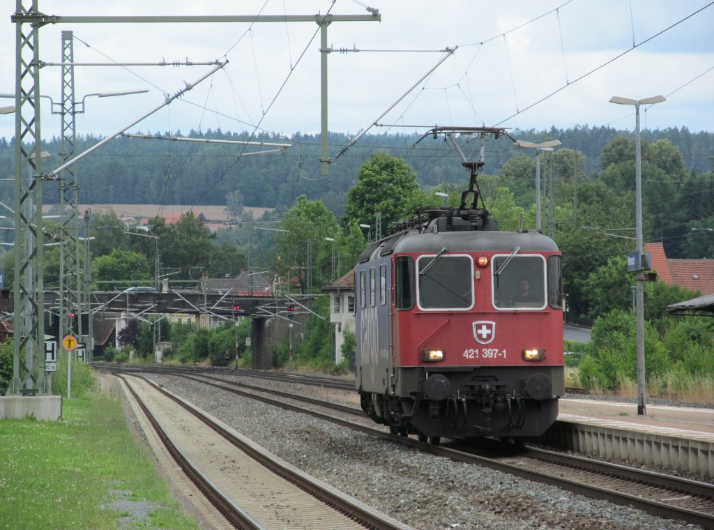 421 397-1 durchfhrt am 20. Juli 2012 solo den Kronacher Bahnhof in Richtung Lichtenfels.