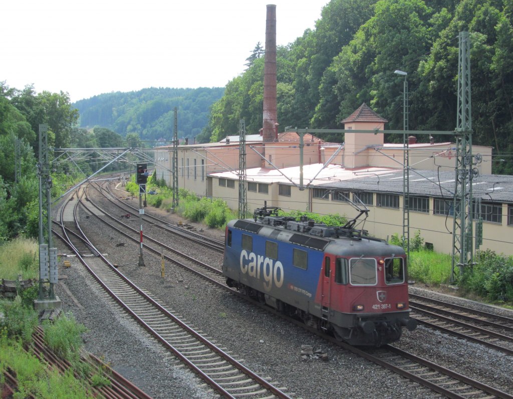421 397-1 der SBB Cargo durchfährt am 09. Juli 2013 solo den Kronacher Bahnhof in Richtung Saalfeld.