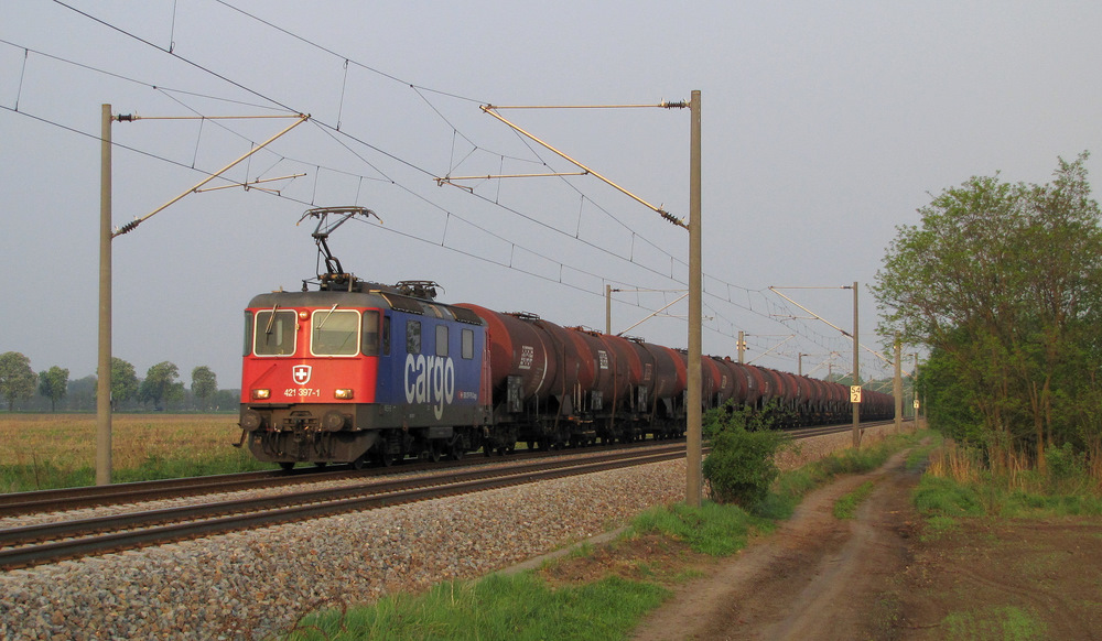 421 397-1 der SBB Cargo kommt hier in Jeseritz mit Kesselzug Richtung Werder/Havel gefahren. 29.04.2011


