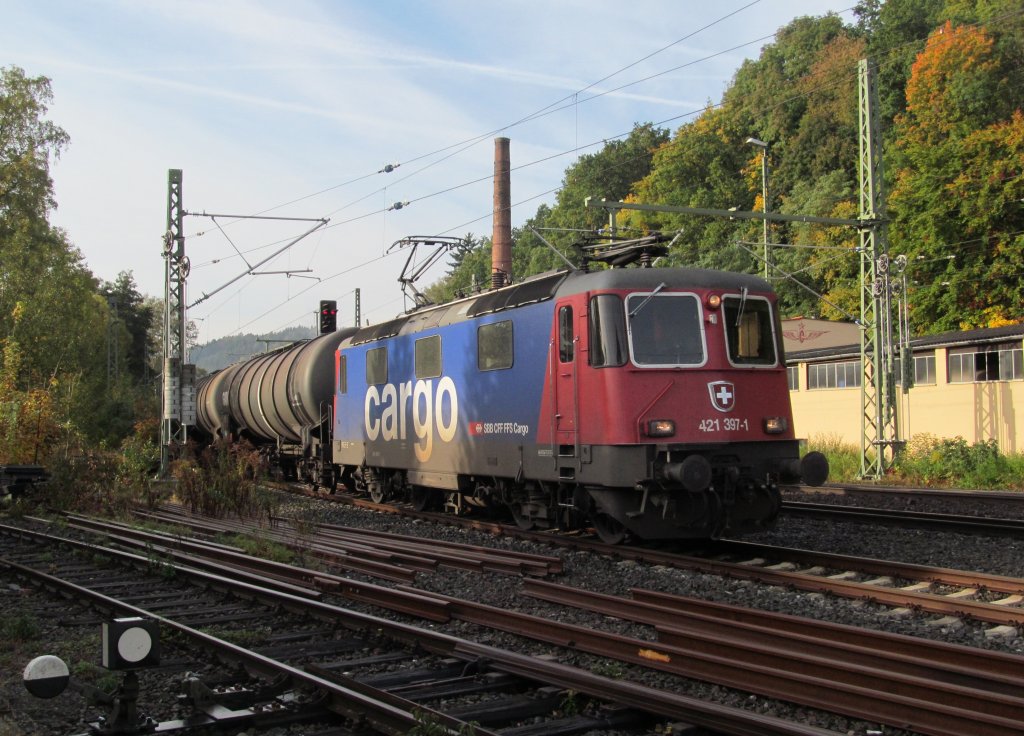 421 397-1 der SBB Cargo zieht am 13. Oktober 2012 einen Kesselwagenzug in den Kronacher Bahnhof.