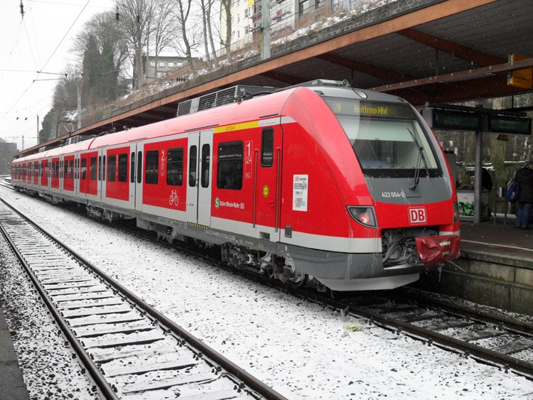 422 004-2 als S9 von Wuppertal Hbf Richtung Bottrop Hbf wartet im Bahnhof Wuppertal auf die Ausfahrt.(13.02.10)