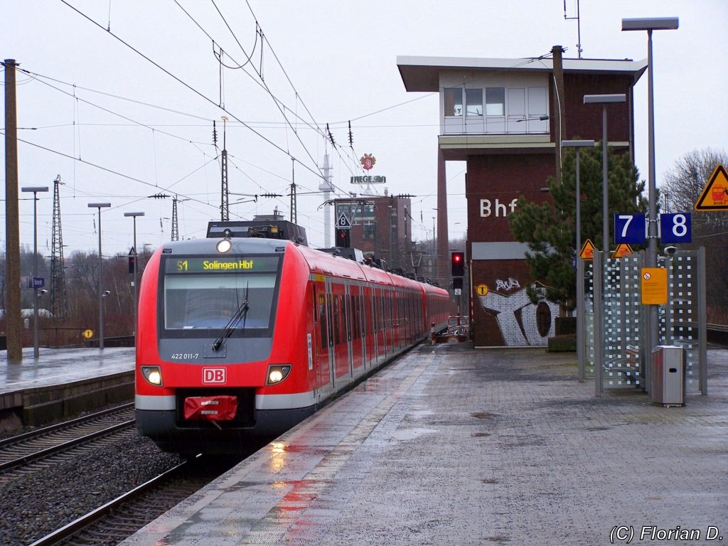 422 011/511 und 422 047/547 fahren gemeinsam als S1 in Richtung Solingen Hbf in Bochum ein. 28.02.2010