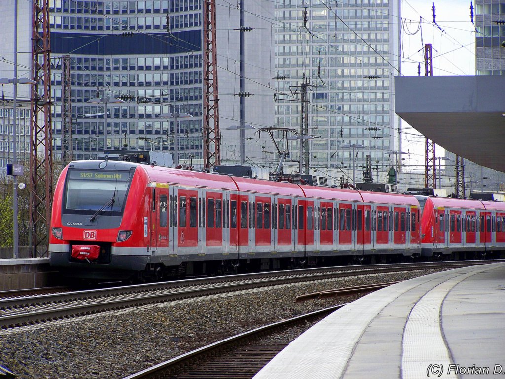 422 012/512 und 422 008/508 bei der Einfahrt von Essen Hbf als S1 nach Solingen am 10. April 2010.