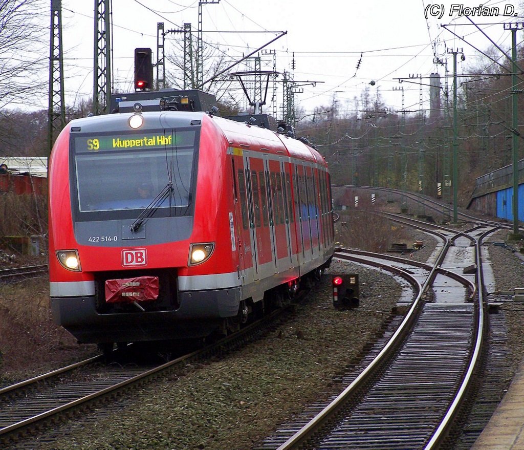 422 014/514 als Einzeleinheit, wie blich auf der S9, in der Einfahrt von Essen-Steele am 28.02.2010.
Ein kleiner Halt, und dann geht es weiter nach Wuppertal Hbf.