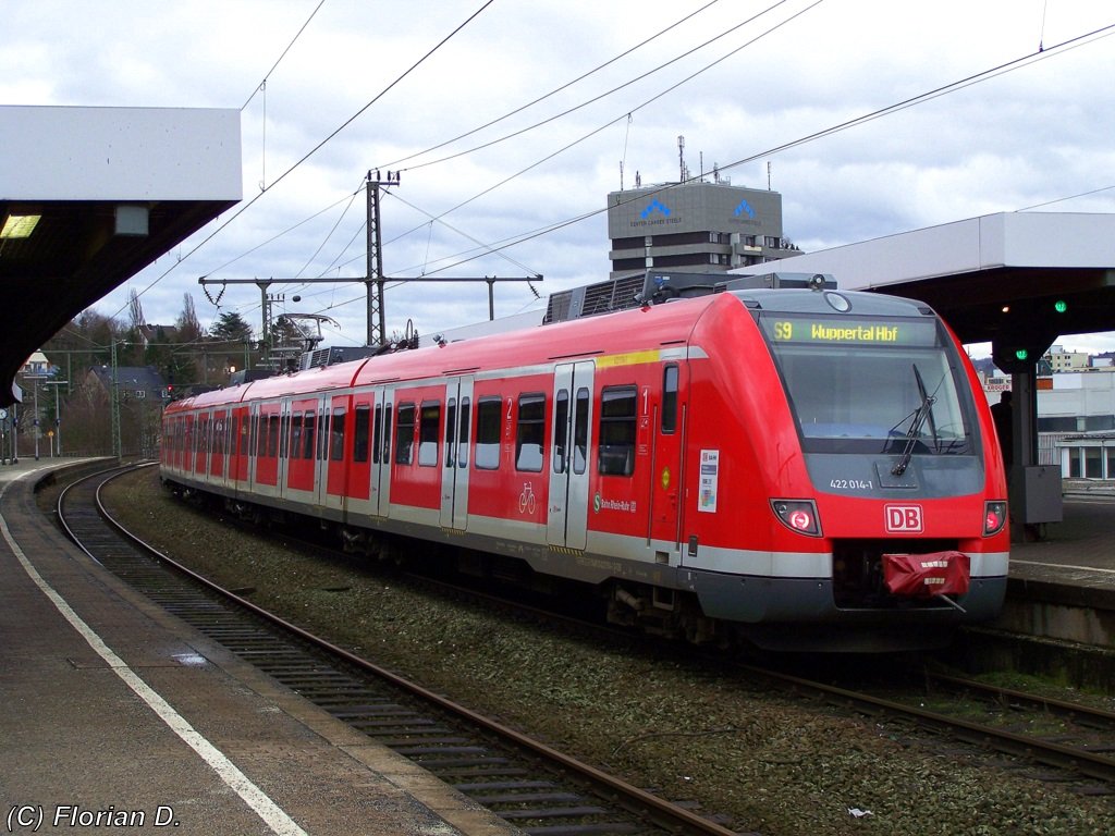 422 014/514 auf seinem Weg von Bottrop nach Wuppertal, als S9, bei einem kleinen Zwischenhalt in Essen-Steele am 28.02.2010