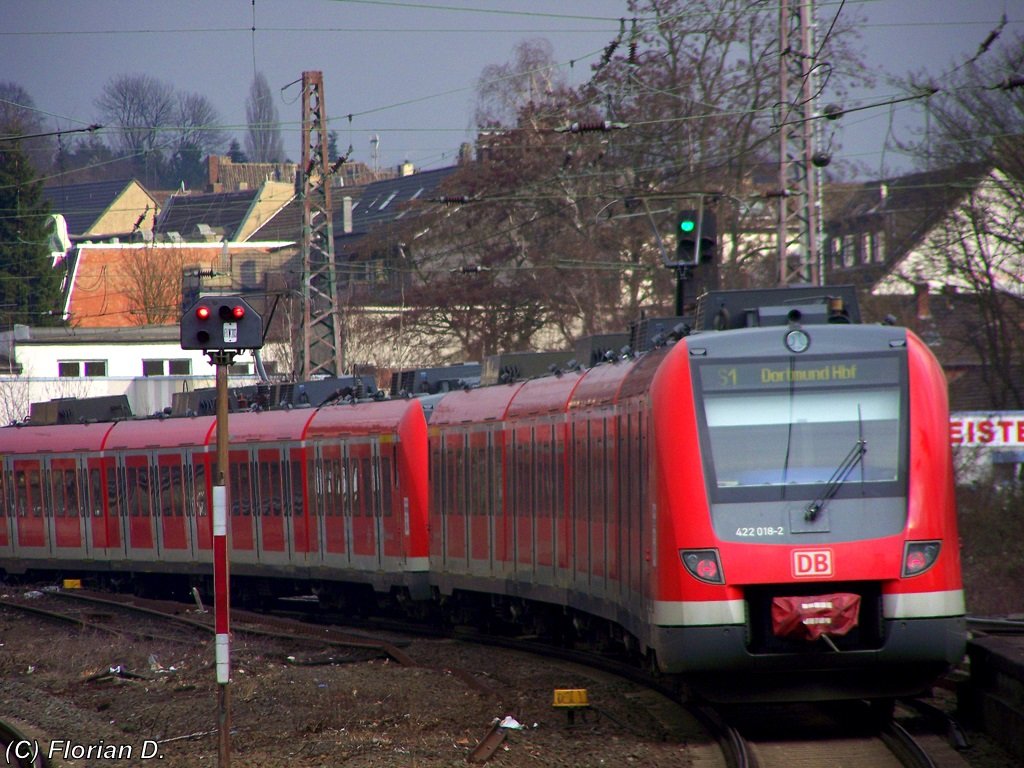 422 018/518 verlsst mit einer Schwestereinheit(422 041/541) den bahnhof Mlheim(Ruhr) in Richtung Dortmund Hbf als S1. 02.03.10
