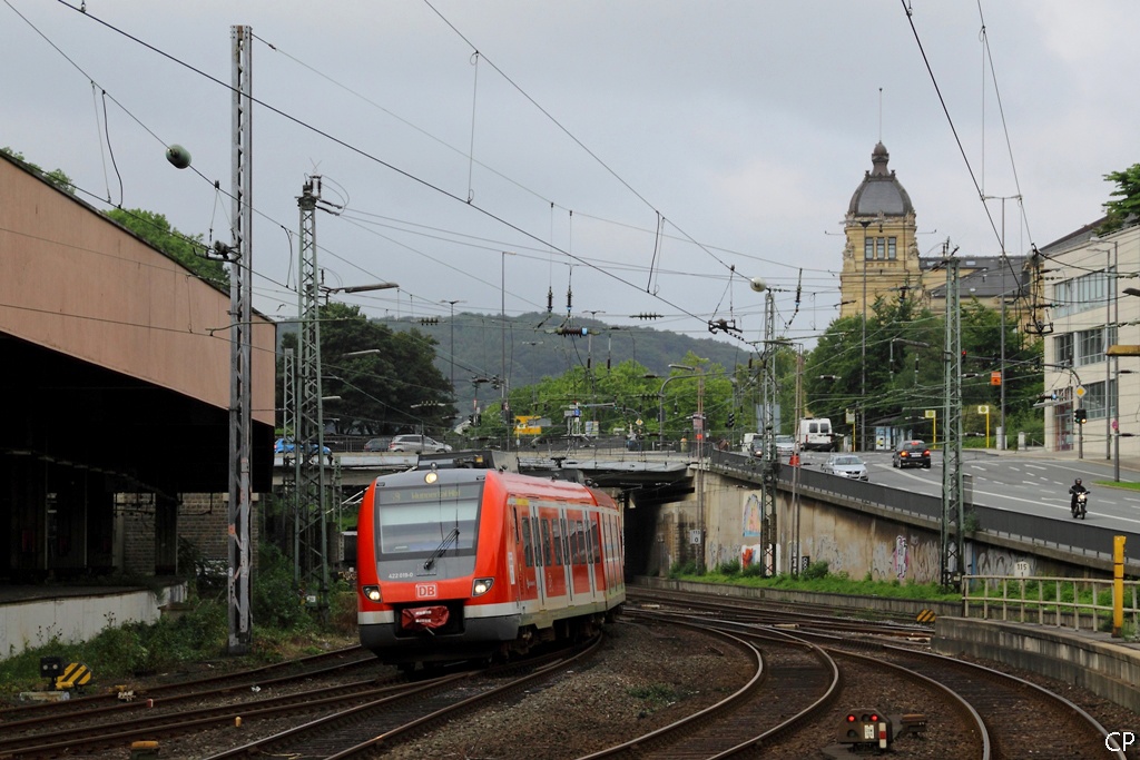 422 019-0 bei der Einfahrt in Wuppertal. (25.8.2010)