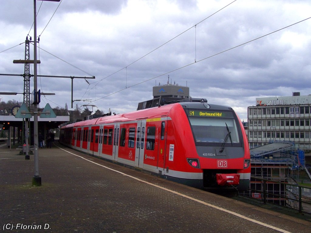 422 022/522 und der vordere 422 049/549 stehen als S1 aus Solingen Hbf kommend in Essen-Steele. Nach kurzer Fahrgastaufnahme geht es fr das Paar weiter nach Dortmund Hbf. 28.02.2010