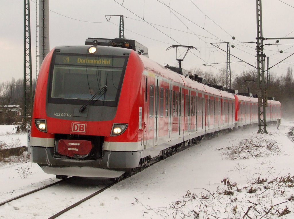 422 023 und 422 0XX erreichen am 10.01.2010 Bochum-Ehrenfeld als Vollzug auf der S1 in Richtung Dortmund.