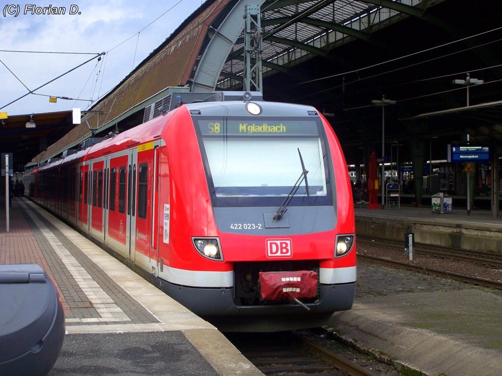 422 023/523 steht gemeinsam mit 422 048/548 als S8 in Richtung M'Gladbach Hbf in Hagen Hbf zur Abfahrt bereit. 20.03.2010