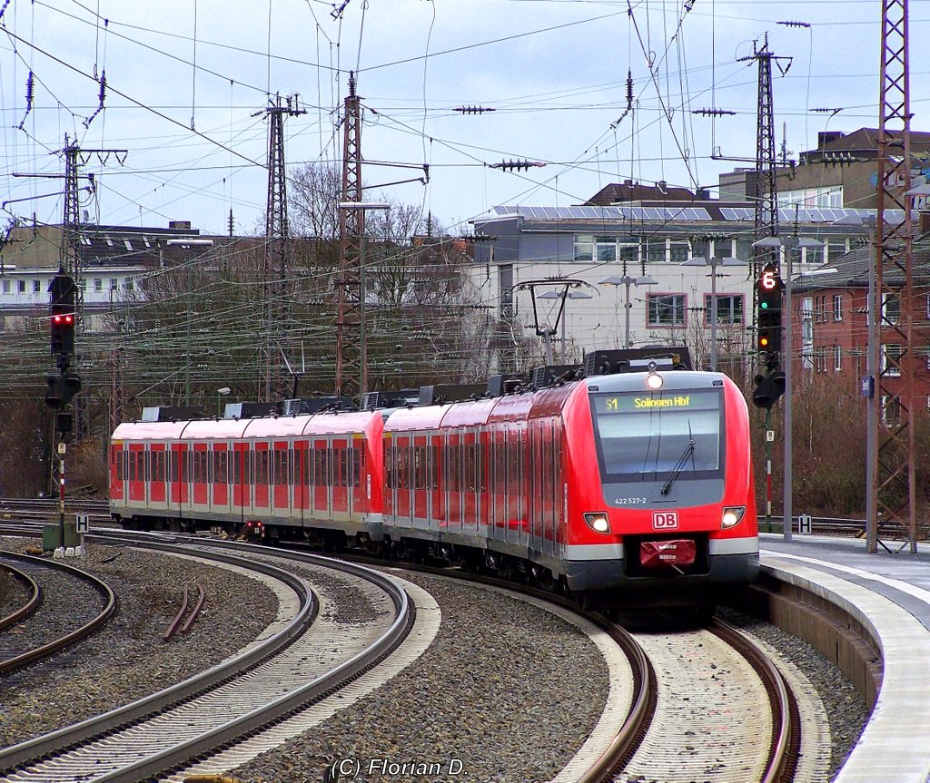 422 027/527, als vordere Einheit der S1, fhrt gemeinsam mit 422 001/501 am Heck in den Essen Hbf ein. 28.02.2010