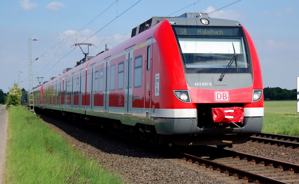 422 031-5 mit Anhang zwischen Bttgen und Kleinenbroich unterwegs nach Mnchengladbach auf der S8 am 23.5.2010