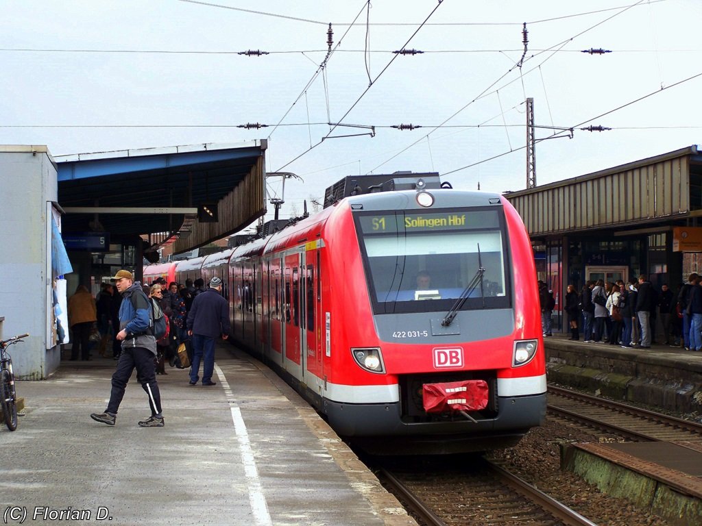 422 031/531 bildet zusammen mit 422 065/565 das Zugpaar der hier zu sehenden S1. Hier auf dem Weg von Dortmund Hbf nach Solingen Hbf in Mlheim(Ruhr) am 02.03.2010