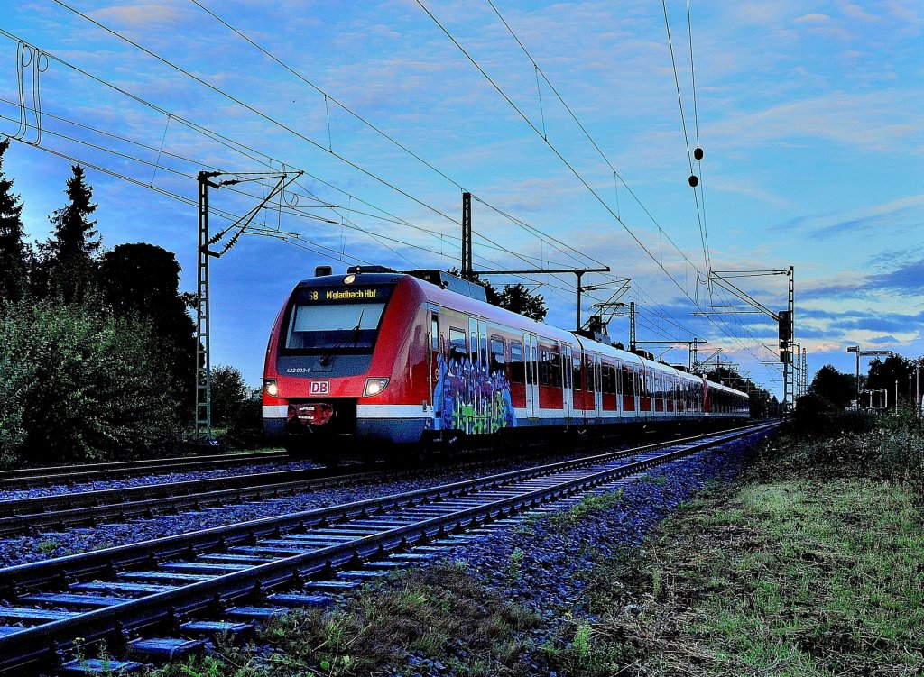 422 033-1 am spteren Abend des 5.10.2012 in Kleinenbroich auf seiner Fahrt nach Mnchengladbach Hbf als S8.