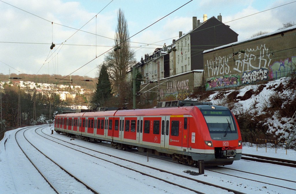 422 036-4 als S9 nach Bottrop Hbf unmittelbar vor dem Halt in Wuppertal - Zoologischer Garten. 3.2.2010 - ca.15Uhr