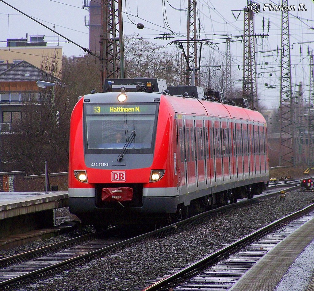 422 036/536 als S3 aus Oberhausen auf dem weg nach Hattingen / Mitte  bei starkem Regen in der Einfahrt zum Essener Hbf am 28.02.2010.