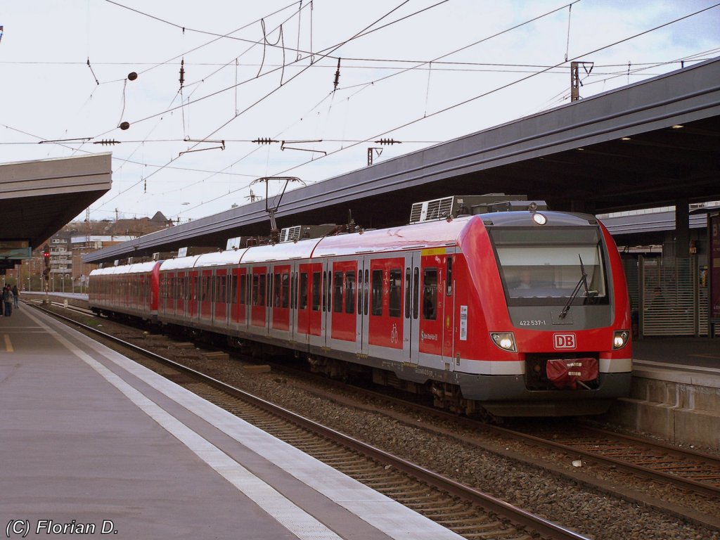 422 037/537 steht gemeinsam mit 422 020/520 als S1 nach Solingen a 10. April 2010 zur Abfahrt bereit am 10. April 2010.