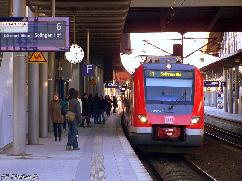 422 038/538 und 012/512 als S1 nach Solingen Hbf in D�sseldorf-Flughafen. 09.03.2010