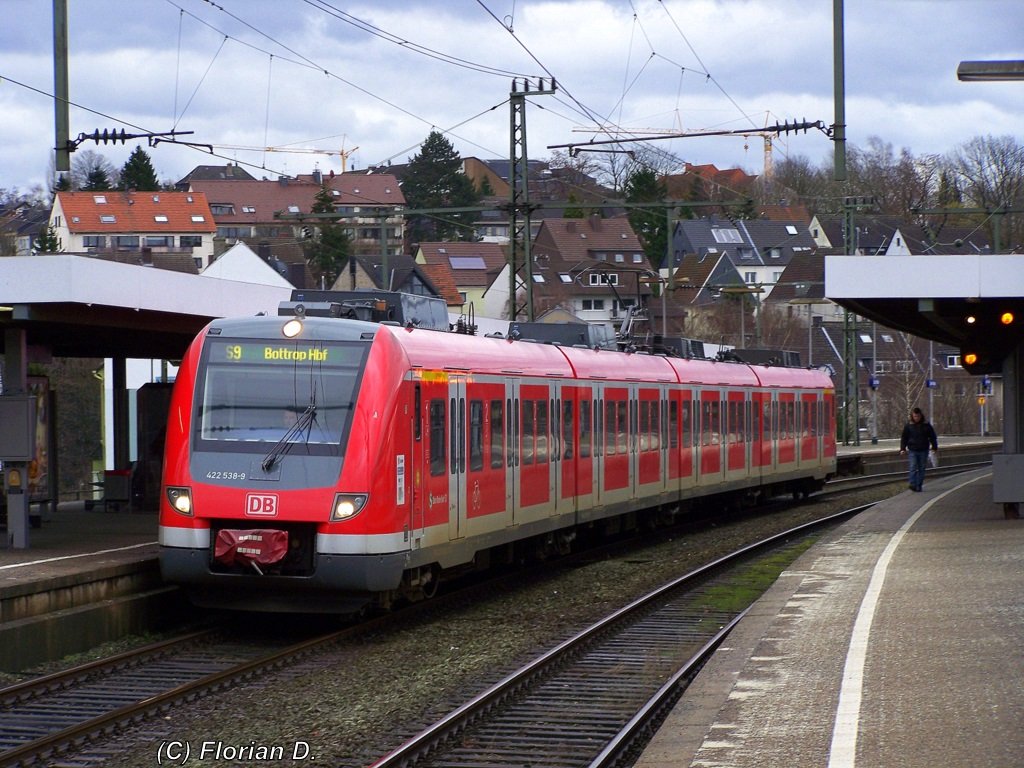 422 038/538 auf seinem Weg als S9 von Wuppertal nach Bottrop Hbf hier bei einem kurzen Zwischenhalt in Essen-Steele am 28.02.2010