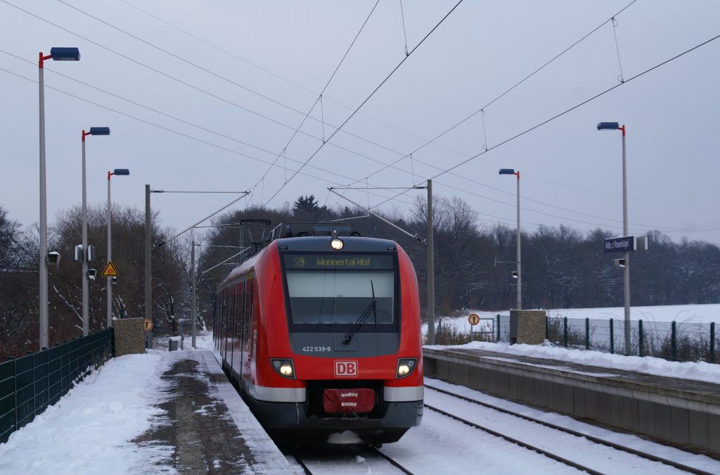 422 039-8 hlt als S9 nach Wuppertal Hbf in Velbert-Rosenhgel. 08.01.2010 - 13:32